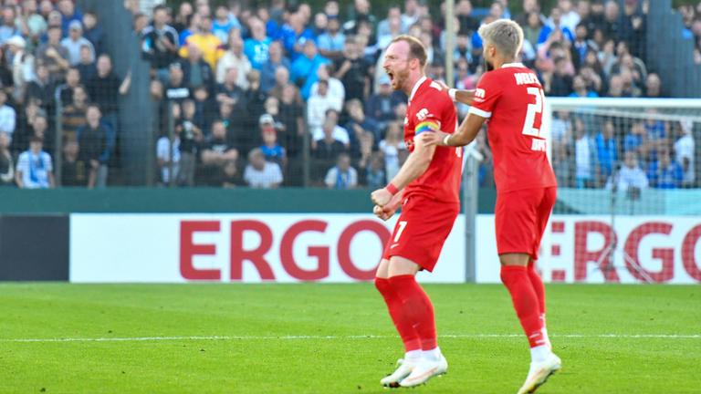 Maximilian Arnold (VfL Wolfsburg, 27) und Muhammed Damar (VfL Wolfsburg, 20) jubeln. 
