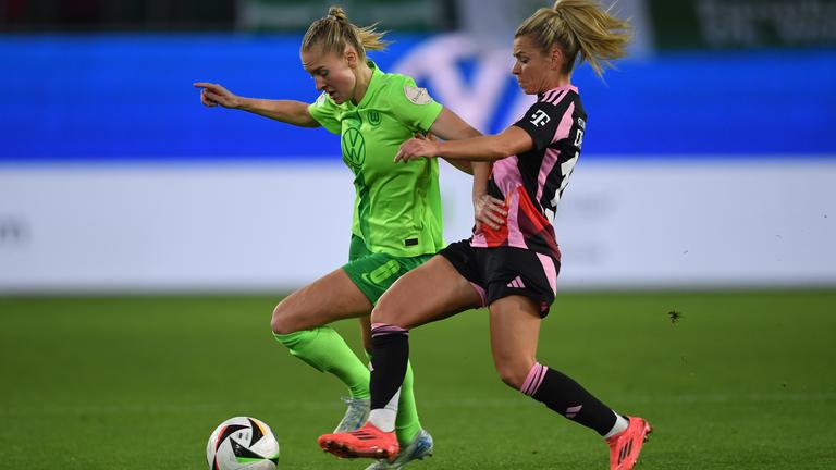 Wolfsburgs Janina Minge (l) spielt gegen Münchens Linda Dallmann.