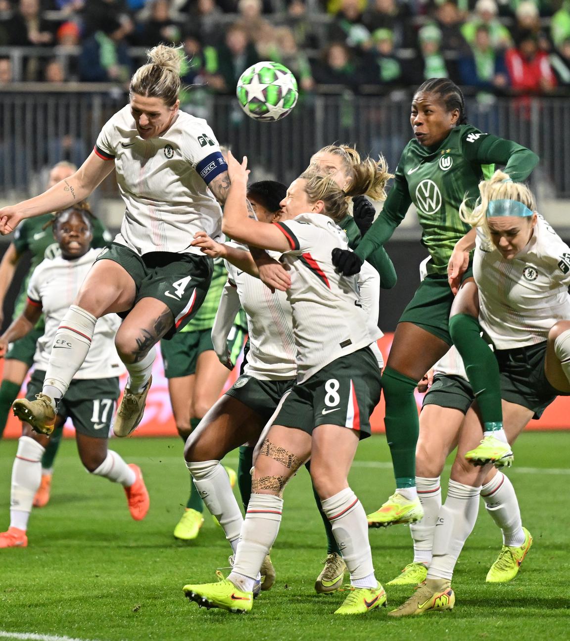 Frauen-Champions League, VfL Wolfsburg - FC Chelsea: Millie Bright (links) und Lineth Beerensteyn (VfL Wolfsburg) springen zum Kopfball hoch.