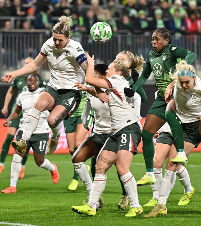 Frauen-Champions League, VfL Wolfsburg - FC Chelsea: Millie Bright (links) und Lineth Beerensteyn (VfL Wolfsburg) springen zum Kopfball hoch.
