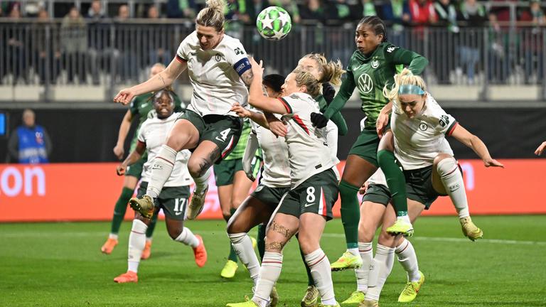 Frauen-Champions League, VfL Wolfsburg - FC Chelsea: Millie Bright (links) und Lineth Beerensteyn (VfL Wolfsburg) springen zum Kopfball hoch.