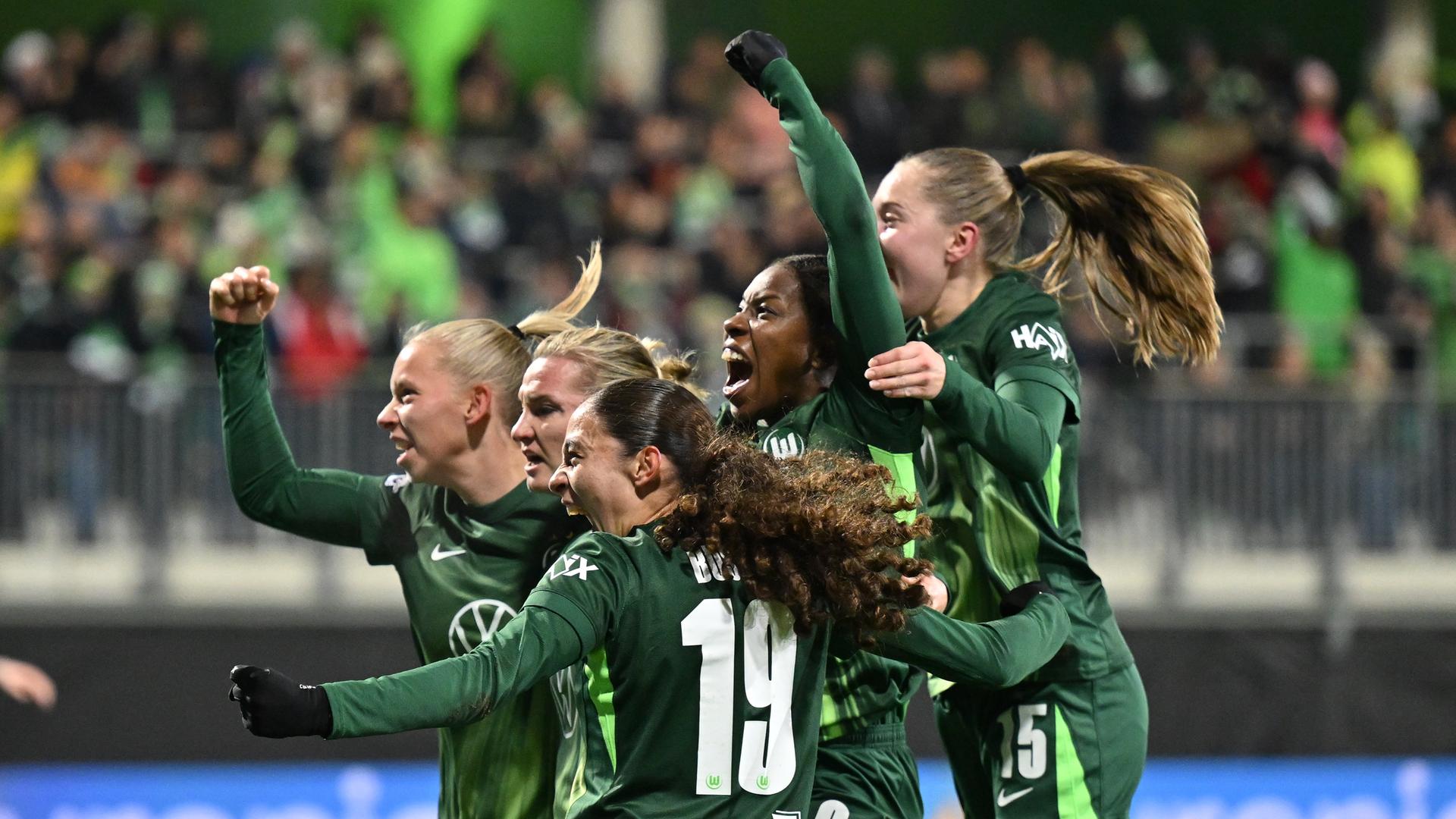 Frauen-Champions League, VfL Wolfsburg - FC Chelsea:  Alexandra Popp (2.v.l., VfL Wolfsburg) wird für ihr Tor zum 1:0 gefeiert.