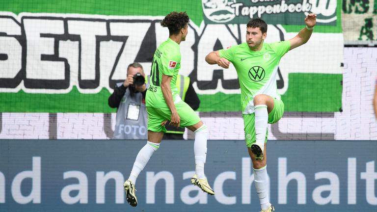 Wolfsburgs Jonas Wind jubelt nach seinem Tor zum 2:0 mit Wolfsburgs Kevin Paredes (l).