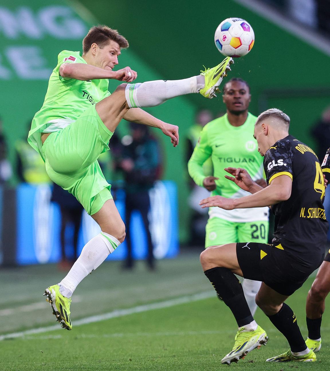 Kevin Behrens und Nico Schlotterbeck kämpfen um den Ball.