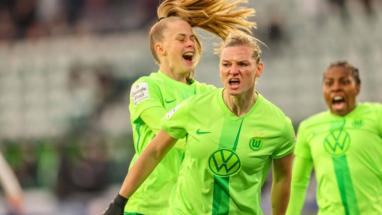 im Bild: Alex Popp erzielt das 1:0 gegen Frankfurt und jubelt.