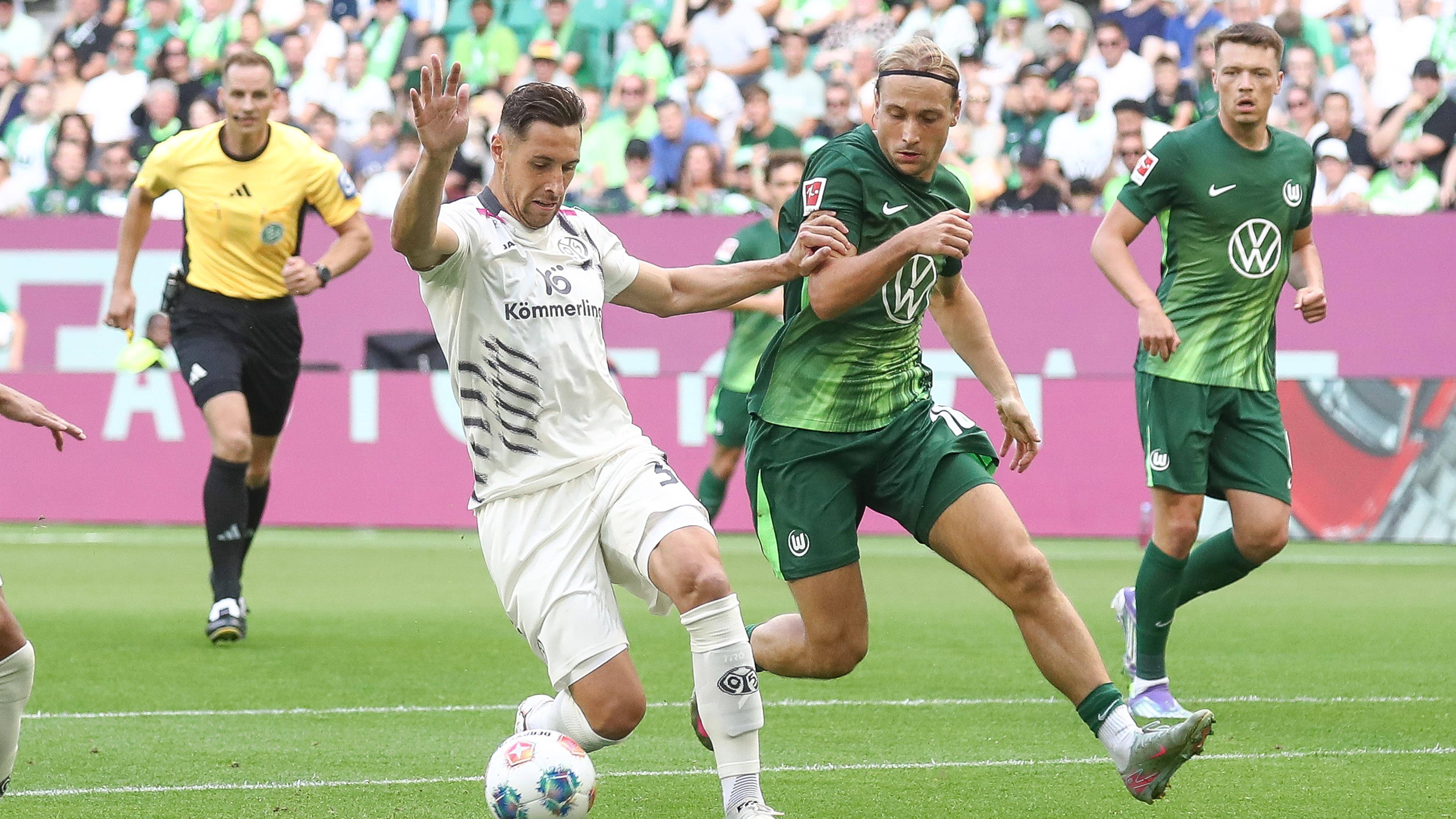 Dominik Kohr Mainz, (31, 1.FSV Mainz 05) und Lovro Majer (10, VfL Wolfsburg) kämpfen. 
