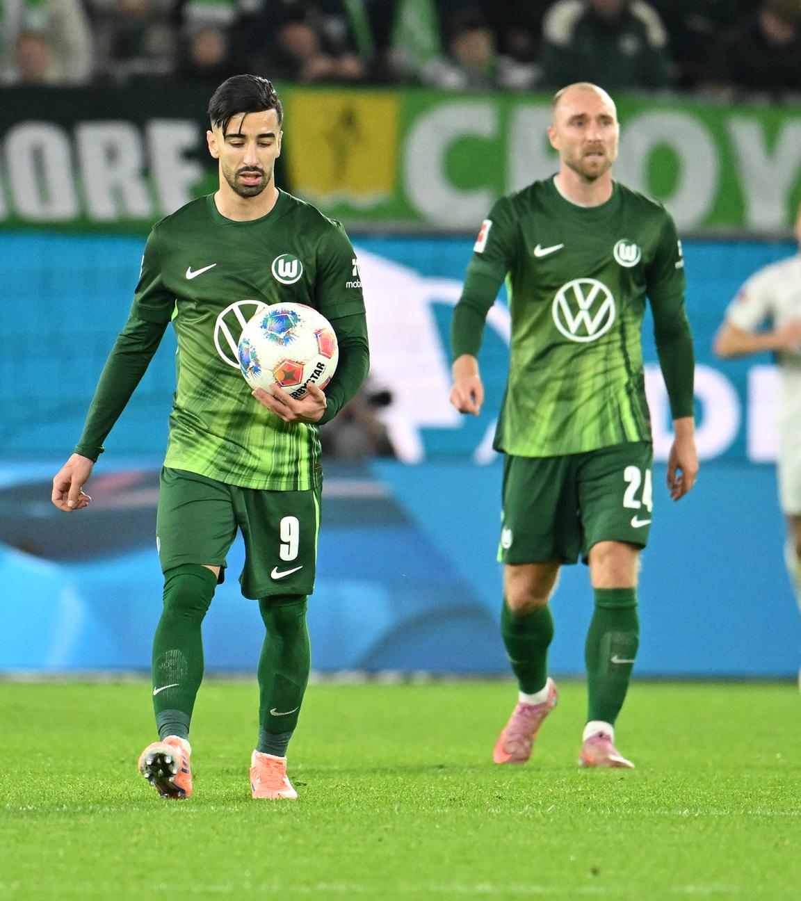  Mohamed Amoura und Christian Eriksen in Wolfsburg am 02.11.25