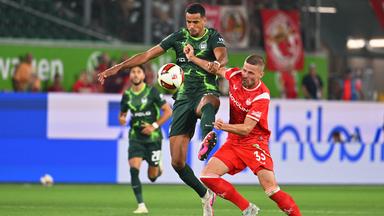 Robert Glatzel (l, VfL Wolfsburg) kämpft mit Jan Elvedi (1. FC Kaiserslautern) um den Ball.