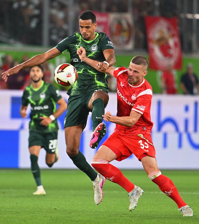 Robert Glatzel (l, VfL Wolfsburg) kämpft mit Jan Elvedi (1. FC Kaiserslautern) um den Ball.