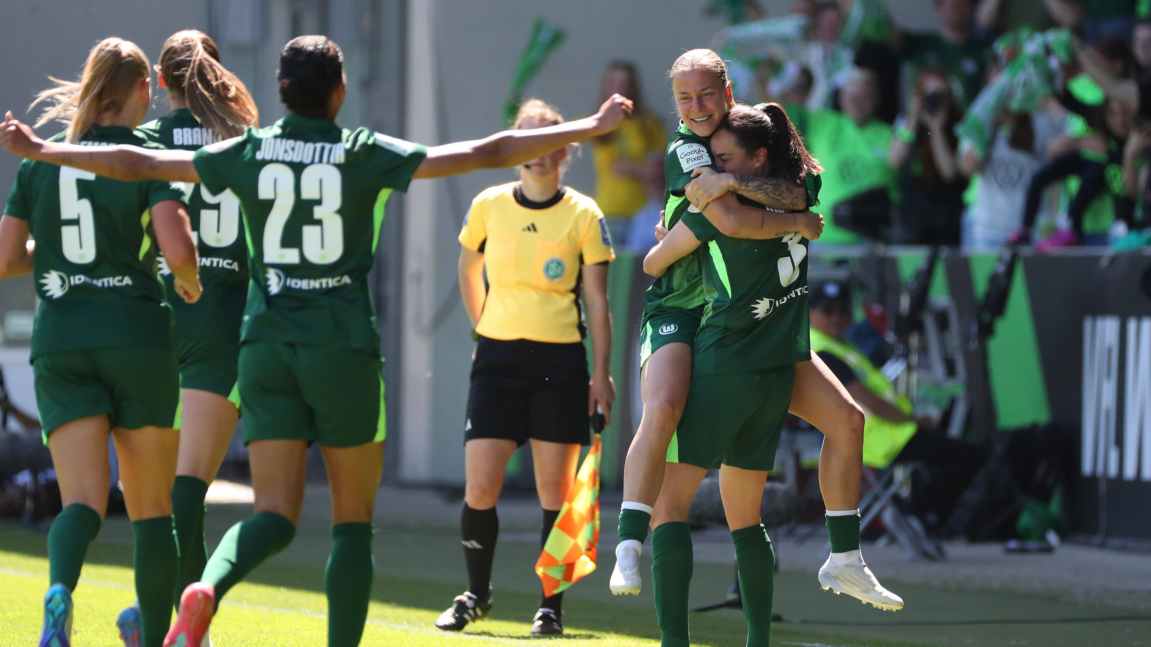 Caitlin Dijkstra (VfL Wolfsburg) jubelt mit der Mannschaft nach ihrem Tor zum 3:0.