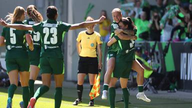 Caitlin Dijkstra (VfL Wolfsburg) jubelt mit der Mannschaft nach ihrem Tor zum 3:0.