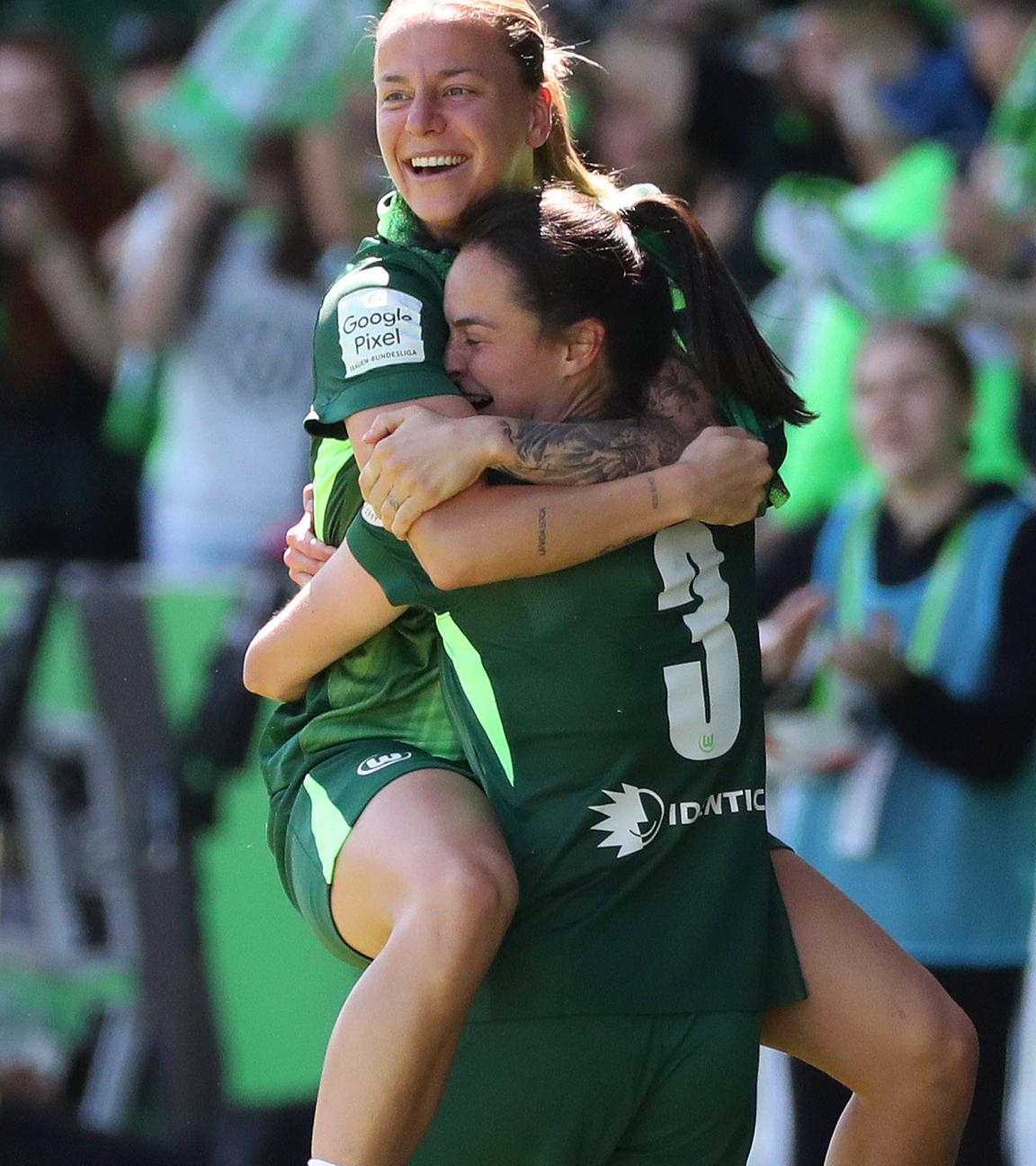 Caitlin Dijkstra (VfL Wolfsburg) jubelt mit einer Mitspielerin nach ihrem Tor zum 3:0 Wolfsburg