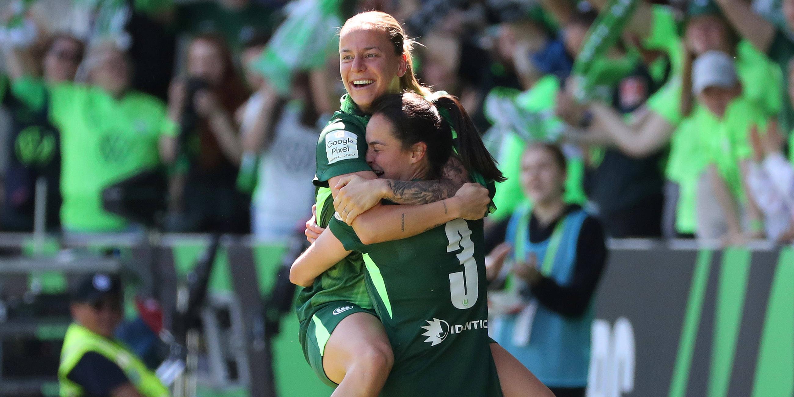 Caitlin Dijkstra (VfL Wolfsburg) jubelt mit einer Mitspielerin nach ihrem Tor zum 3:0 Wolfsburg