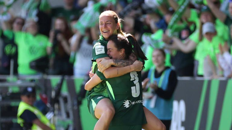Caitlin Dijkstra (VfL Wolfsburg) jubelt mit einer Mitspielerin nach ihrem Tor zum 3:0 Wolfsburg