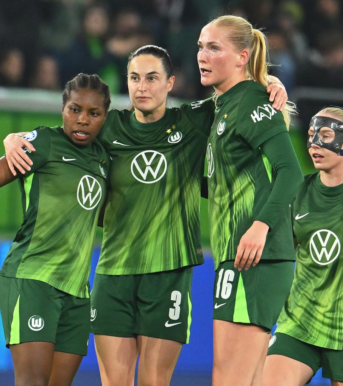 Champions League der Frauen: Vier Wolfsburger Spielerinnen freuen sich gegen Olympique Lyon.