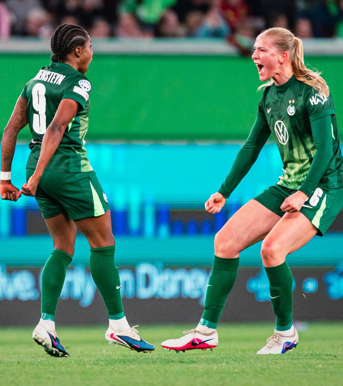 Torschützin Lineth Beerensteyn (links) und Camilla Küver jubeln gemeinsam über das 1:0.