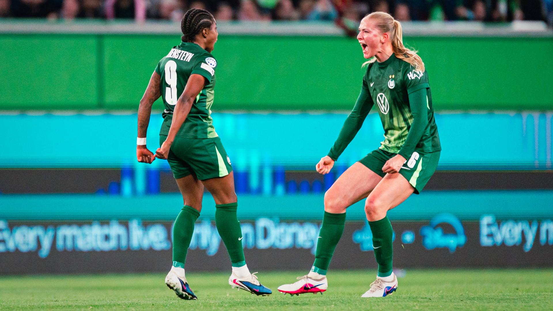 Torschützin Lineth Beerensteyn (links) und Camilla Küver jubeln gemeinsam über das 1:0.