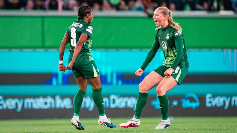 Torschützin Lineth Beerensteyn (links) und Camilla Küver jubeln gemeinsam über das 1:0.