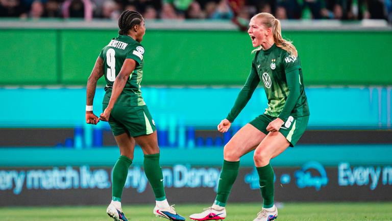 Torschützin Lineth Beerensteyn (links) und Camilla Küver jubeln gemeinsam über das 1:0.