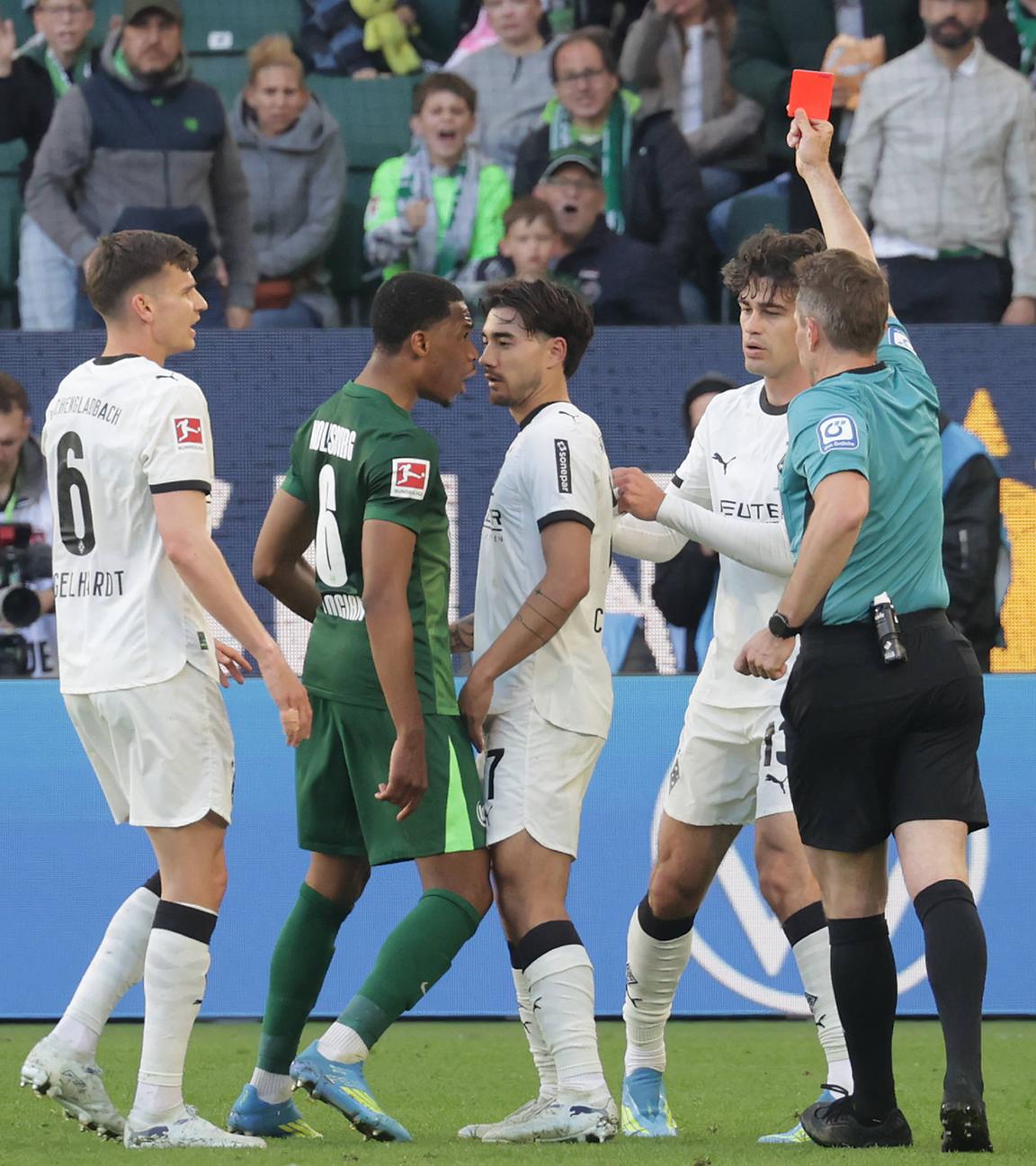 In der Bundesligapartie zwischen der Borussia aus Mönchengladbach und dem VfL Wolfsburg sieht Gladbachs Mittelfeldspieler Jens Castrop in der Nachspielzeit die rote Karte