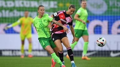 Wolfsburgs Lynn Wilms (l) spielt gegen Münchens Klara Bühl.