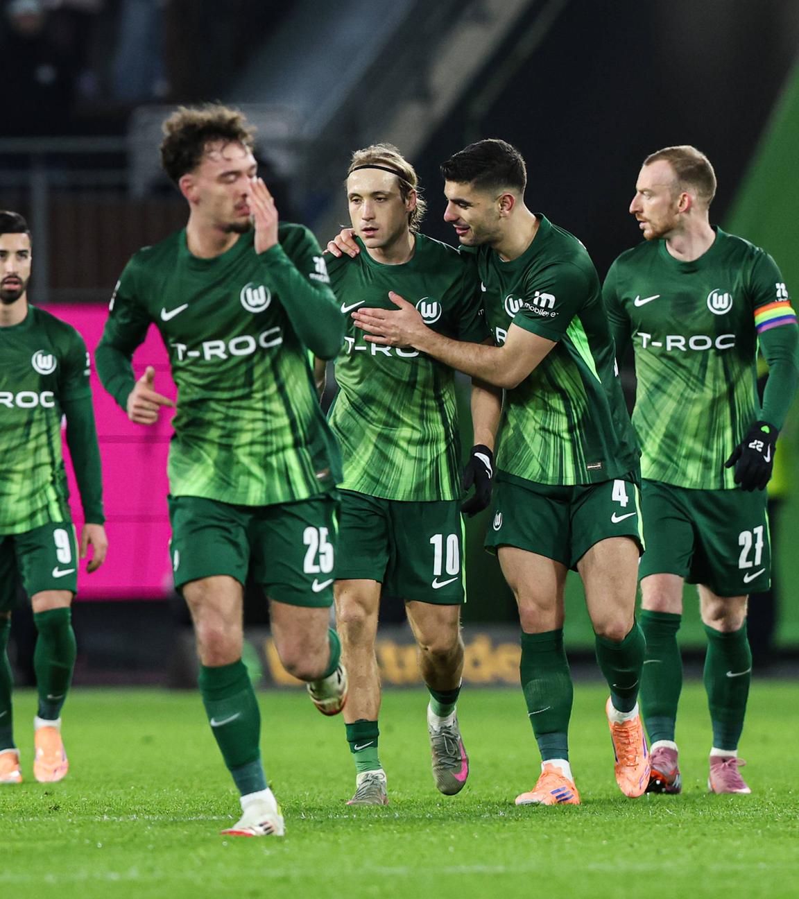 Lovro Majer (VfL Wolfsburg) jubelt. 