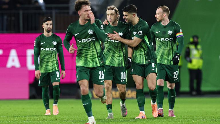 Lovro Majer (VfL Wolfsburg) jubelt. 