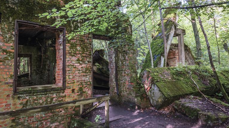 Ruine des Hauses von Hermann Göring auf dem Geländer der Wolfsschanze