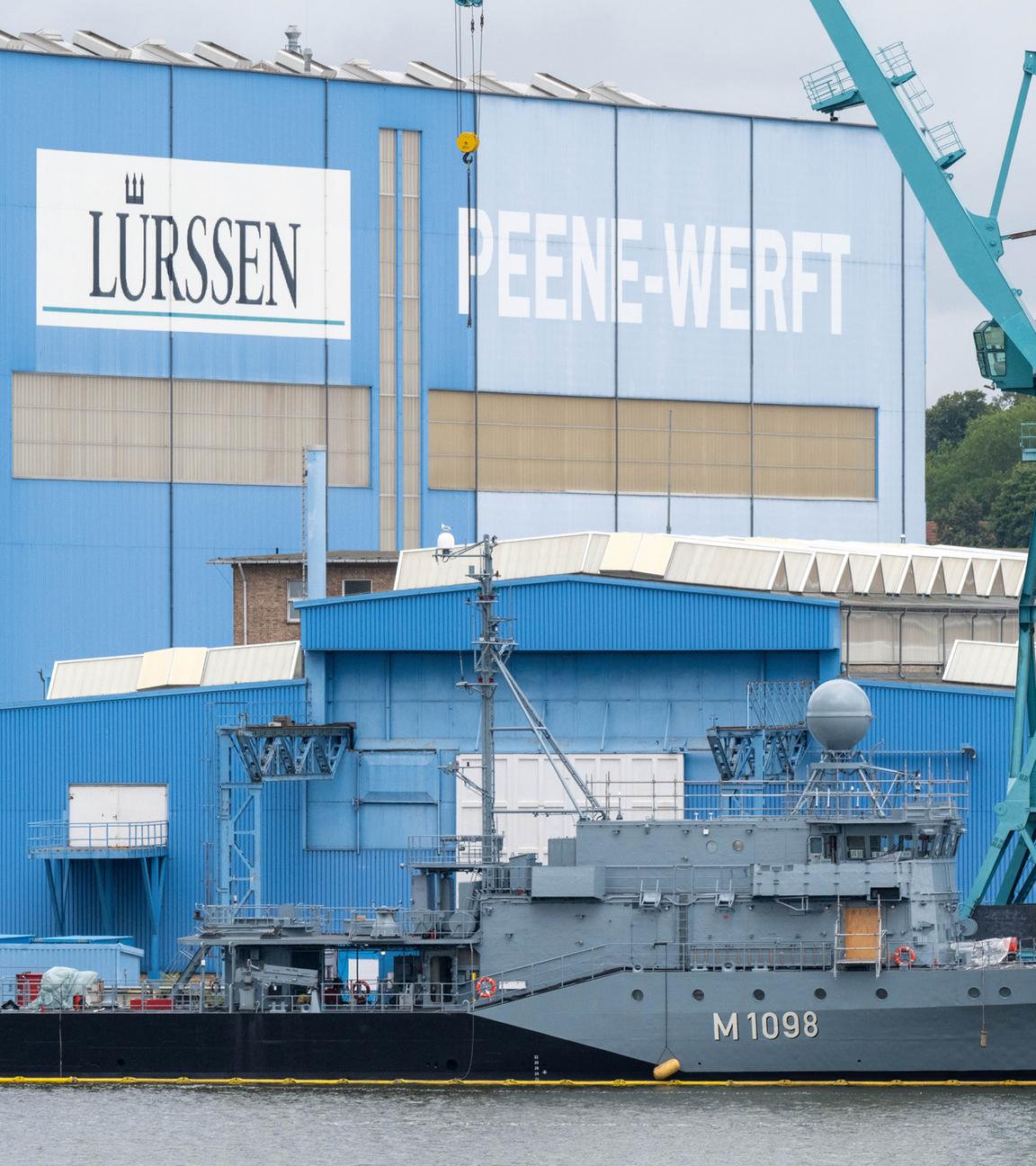 Mecklenburg-Vorpommern, Wolgast: Schiffe der Deutschen Marine liegen auf der Peene-Werft