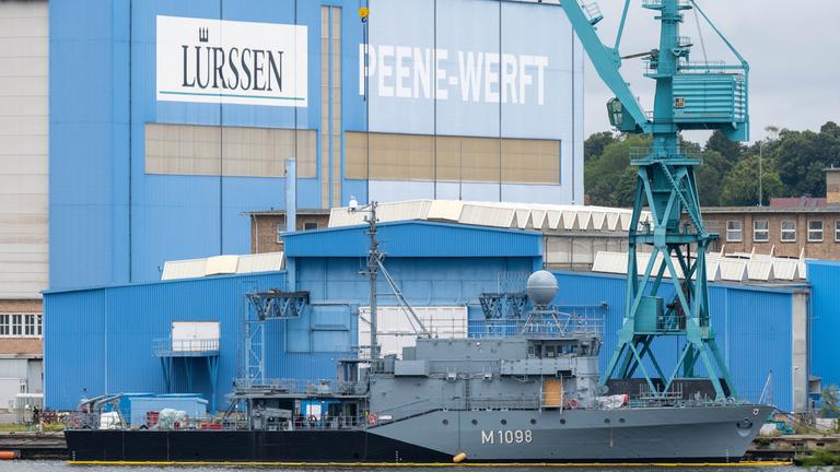 Mecklenburg-Vorpommern, Wolgast: Schiffe der Deutschen Marine liegen auf der Peene-Werft