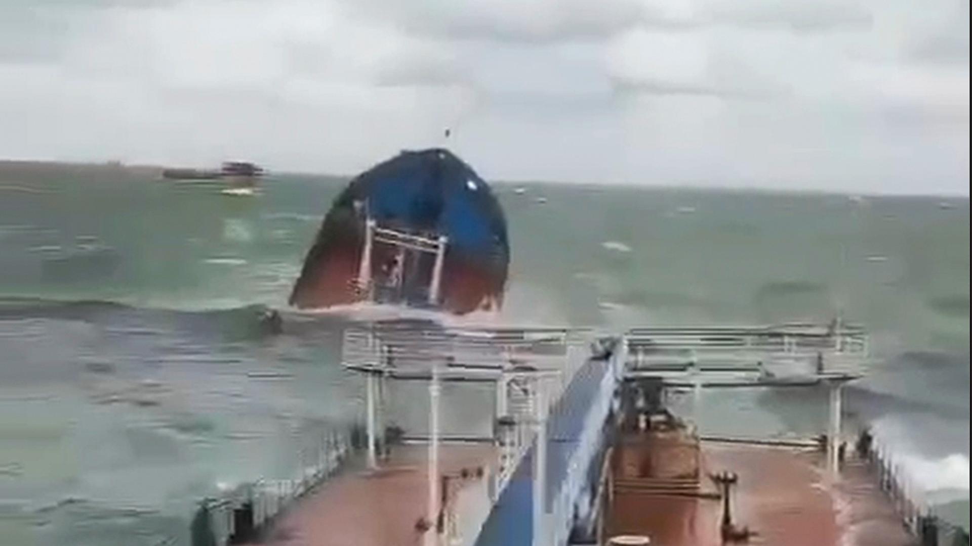 HANDOUT: Eine Wolgoneft-212-Tanker, der in der Meerenge von Kertsch (Russland) durch einen Sturm in Seenot geraten ist, aufgenommmen am 15.12.2024