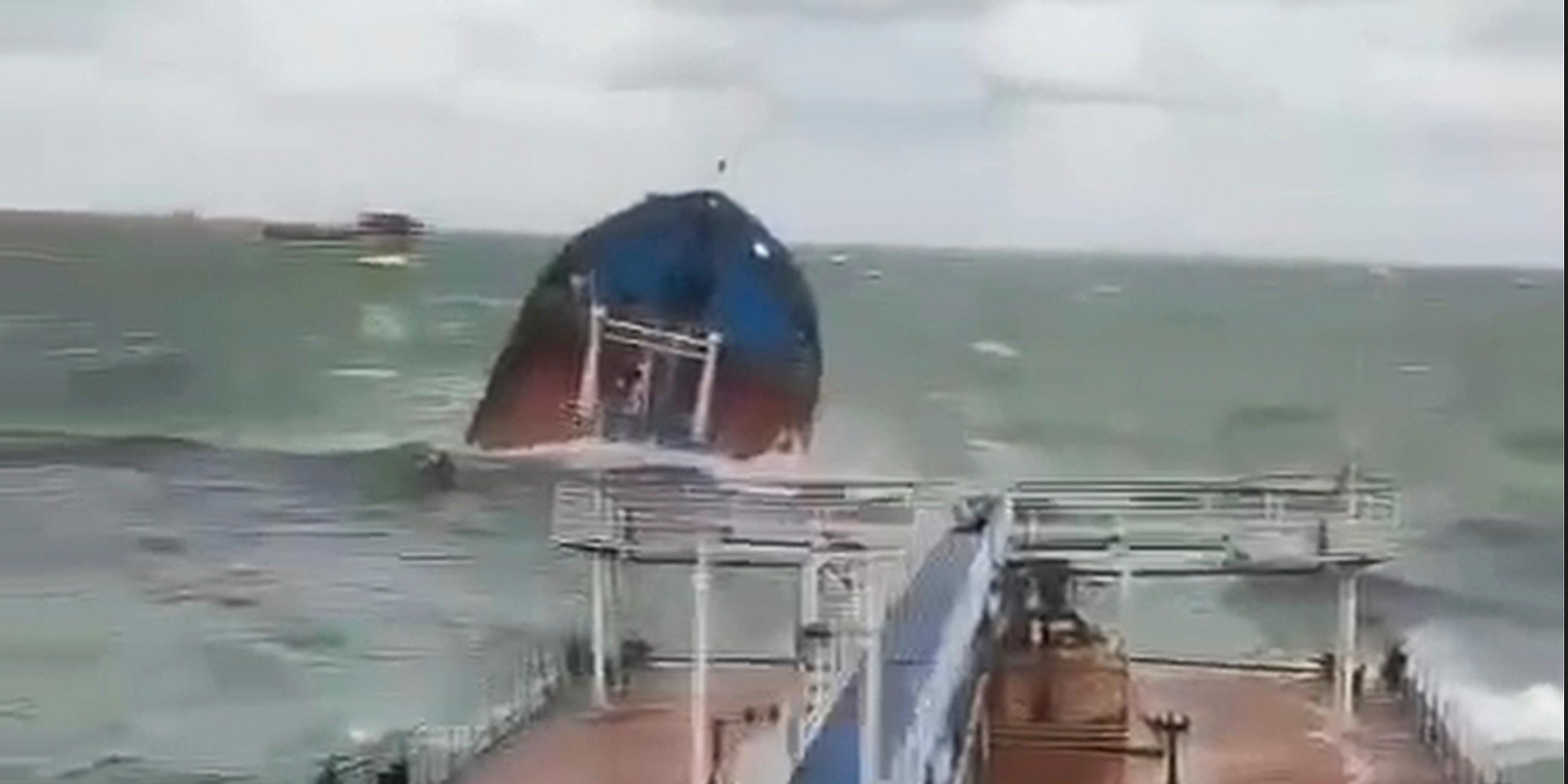 HANDOUT: Eine Wolgoneft-212-Tanker, der in der Meerenge von Kertsch (Russland) durch einen Sturm in Seenot geraten ist, aufgenommmen am 15.12.2024