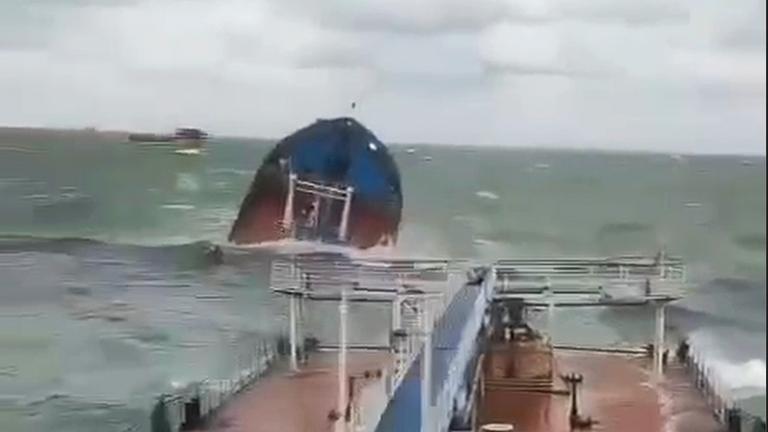 HANDOUT: Eine Wolgoneft-212-Tanker, der in der Meerenge von Kertsch (Russland) durch einen Sturm in Seenot geraten ist, aufgenommmen am 15.12.2024