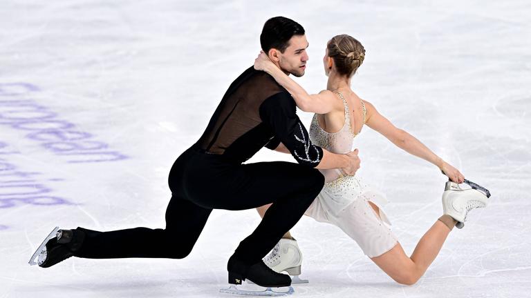 Minerva Hase und Nikita Wolodin bei der Eiskunstlauf-EM in Aktion