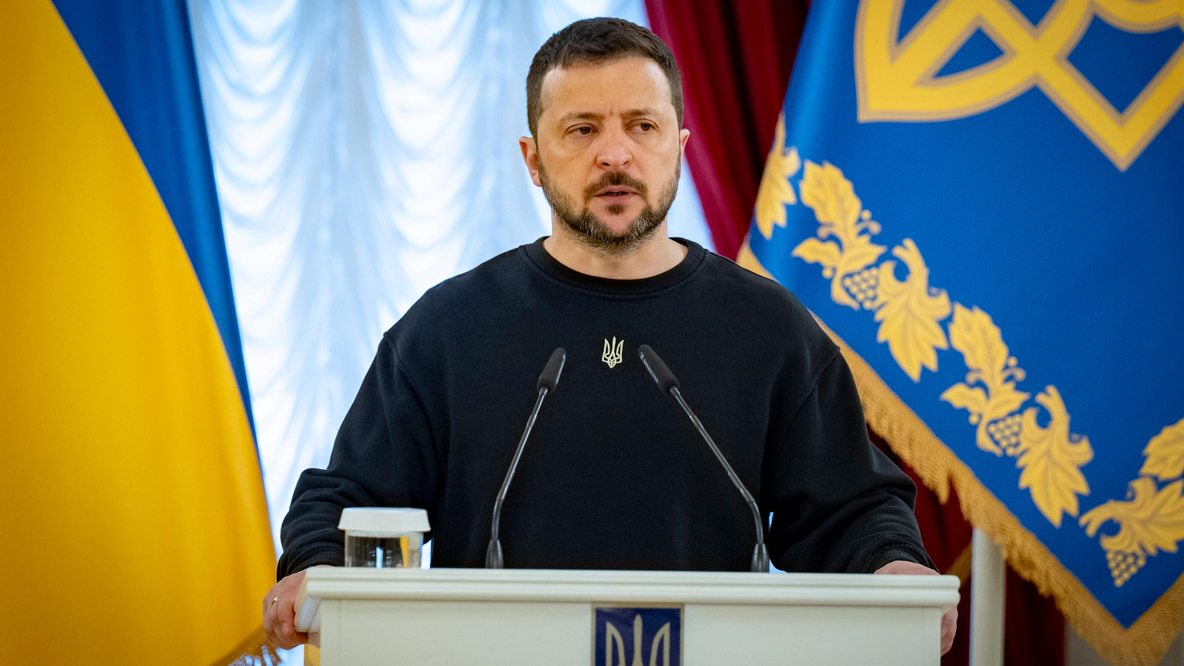 Wolodymyr Selensky bei einer Rede vor einer Zeremonie zur Verleihung von Medaillen an Familien von gefallenen Soldaten im Auszeichnungssaal des Mariinsky-Palastes am 22.04.2024.