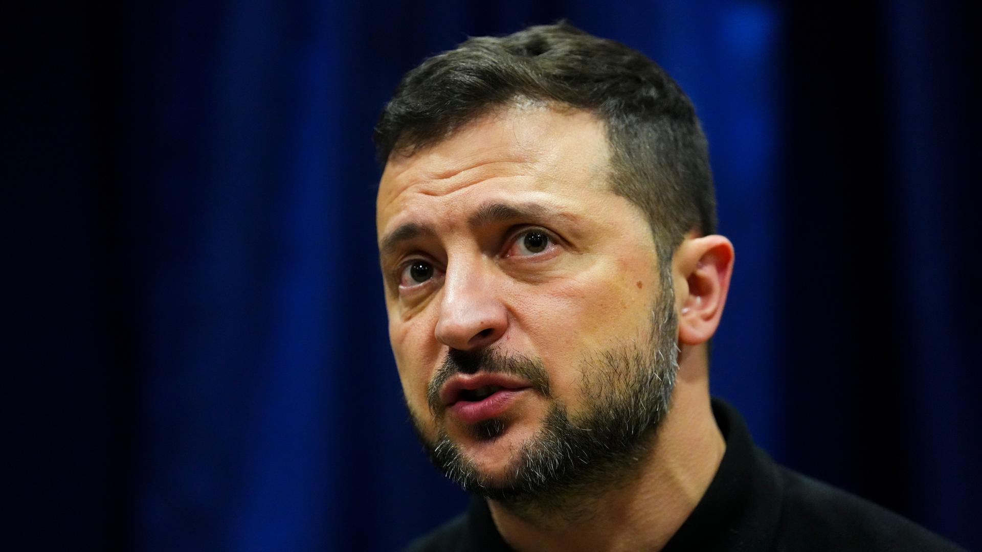 Archiv: Wolodymyr Selenskyj, Präsident der Ukraine, nimmt an einem bilateralen Treffen mit dem kanadischen Premierminister Trudeau während der 79. Sitzung der UN-Generalversammlung im Hauptquartier der Vereinten Nationen in New York teil.