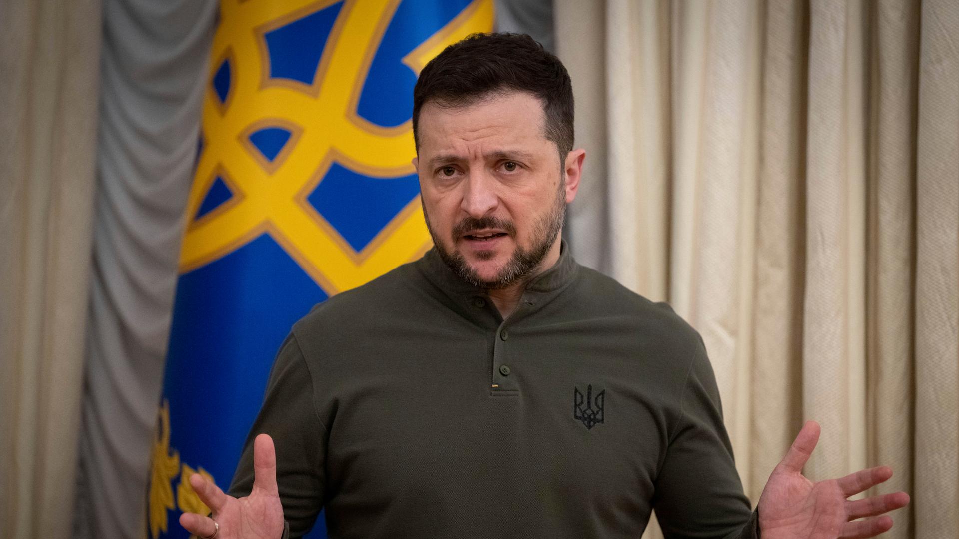 Wolodymyr Selenskyj spricht während eines Briefings mit der Präsidentin der Europäischen Investitionsbank Nadia Calvino in Kiew, Ukraine, Montag, 10.02.2025.