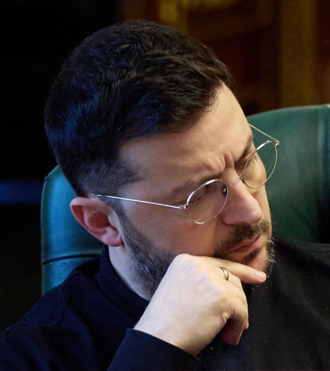 Dieses Foto, das vom Pressedienst des ukrainischen Präsidenten am 21.11.2025 aufgenommen und veröffentlicht wurde, zeigt den ukrainischen Präsidenten Wolodymyr Selenskyj, wie er in seinem Büro in Kiew einem Telefonat mit dem französischen Präsidenten, dem britischen Premierminister und des deutschen Bundeskanzlers zuhört. 