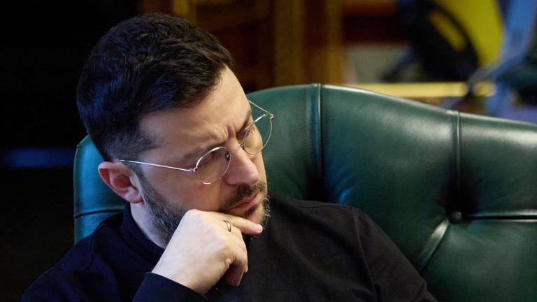 Dieses Foto, das vom Pressedienst des ukrainischen Präsidenten am 21.11.2025 aufgenommen und veröffentlicht wurde, zeigt den ukrainischen Präsidenten Wolodymyr Selenskyj, wie er in seinem Büro in Kiew einem Telefonat mit dem französischen Präsidenten, dem britischen Premierminister und des deutschen Bundeskanzlers zuhört. 