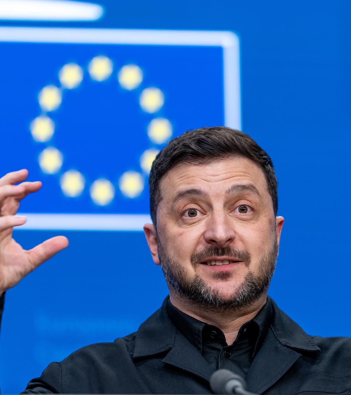 18.12.2025, Belgien, Brüssel: Wolodymyr Selenskyj, Präsident der Ukraine, spricht nach der ersten Arbeitssitzung beim EU-Gipfel. 