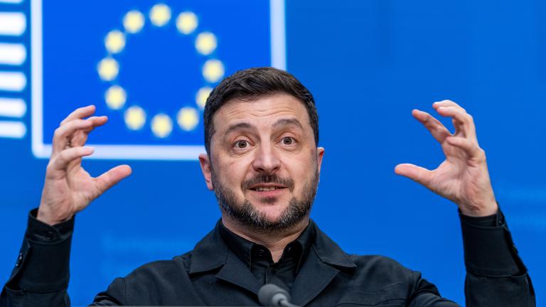 18.12.2025, Belgien, Brüssel: Wolodymyr Selenskyj, Präsident der Ukraine, spricht nach der ersten Arbeitssitzung beim EU-Gipfel. 