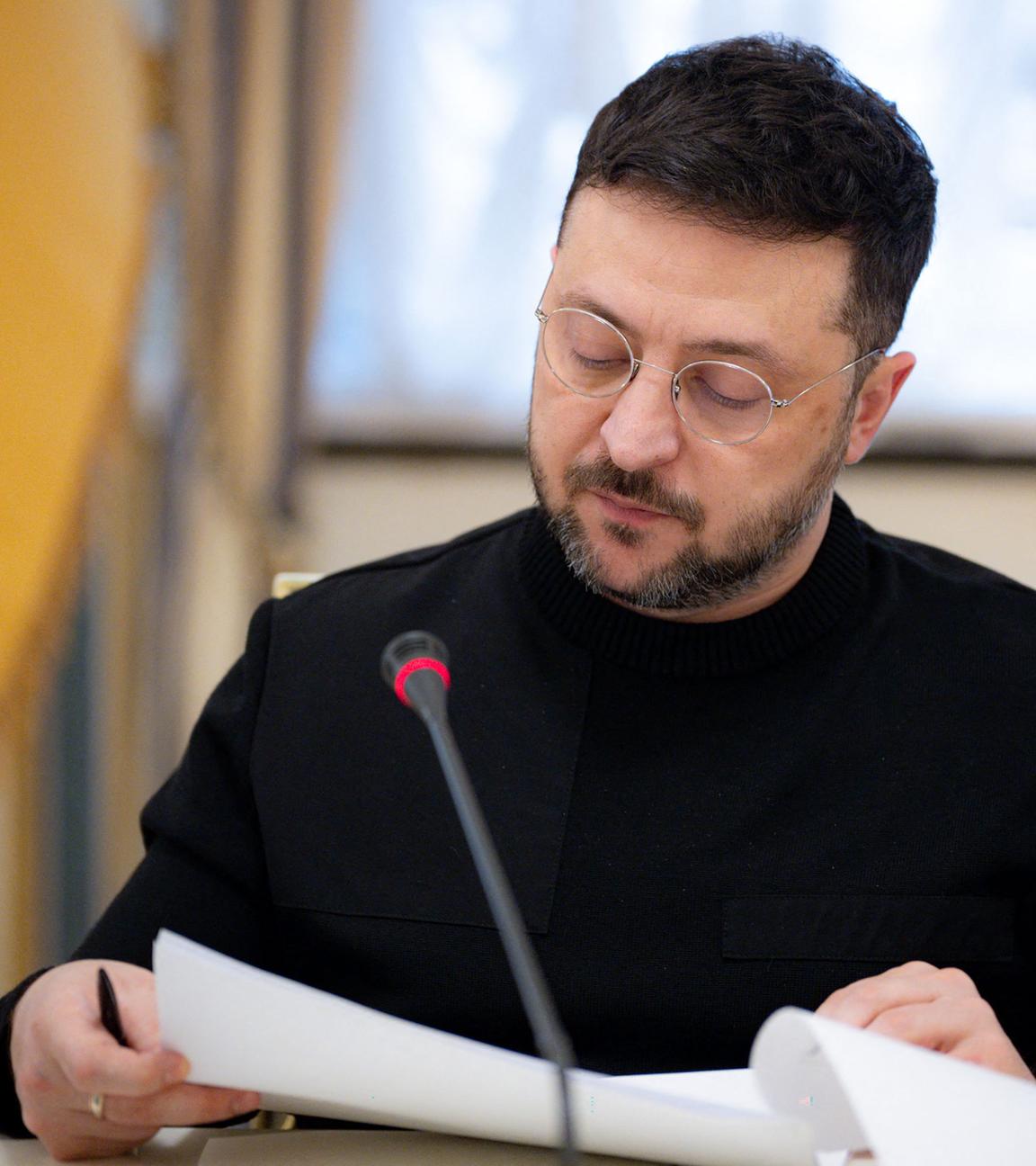 Ein vom ukrainischen Präsidialamt veröffentlichtes Foto zeigt den ukrainischen Präsidenten Wolodymyr Selenskyj bei einem Treffen mit Journalisten in Kiew am 23.12.2025. 