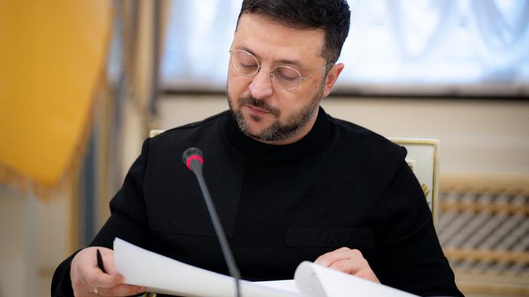 Ein vom ukrainischen Präsidialamt veröffentlichtes Foto zeigt den ukrainischen Präsidenten Wolodymyr Selenskyj bei einem Treffen mit Journalisten in Kiew am 23.12.2025. 