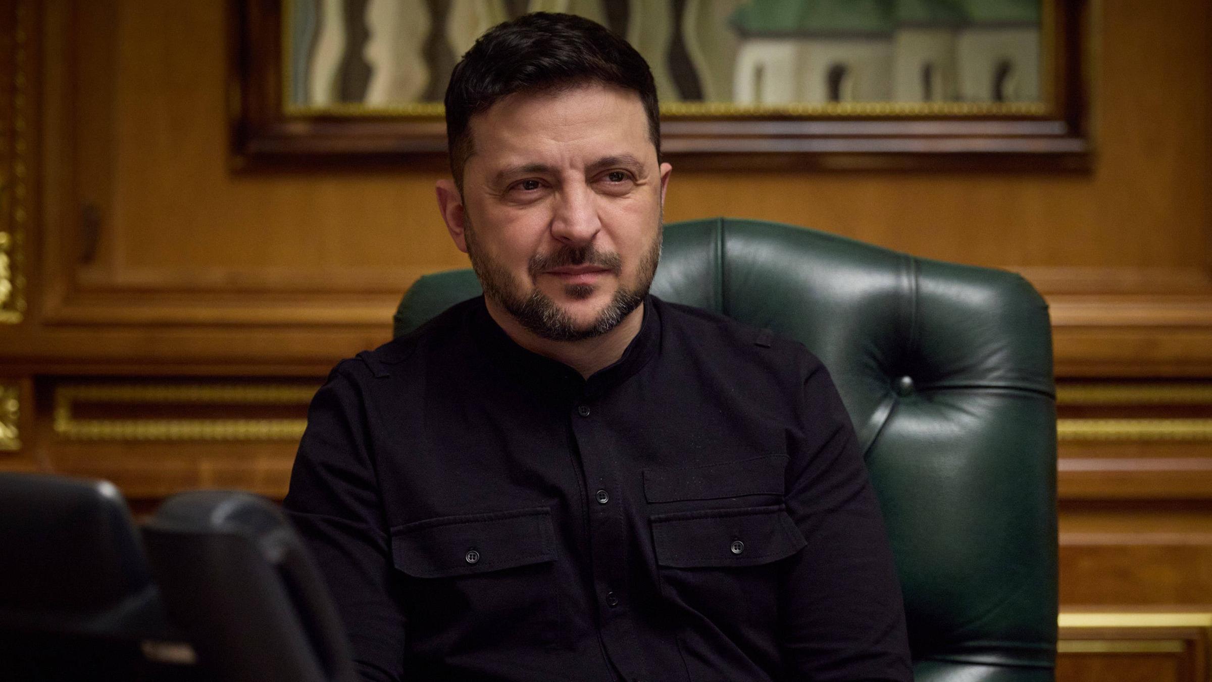 Der ukrainische Präsident Wolodymyr Selenskyj am 25.12.2025 in seinen Büroräumen in Kiew, Ukraine, währens eines Videocalls mit den USA.