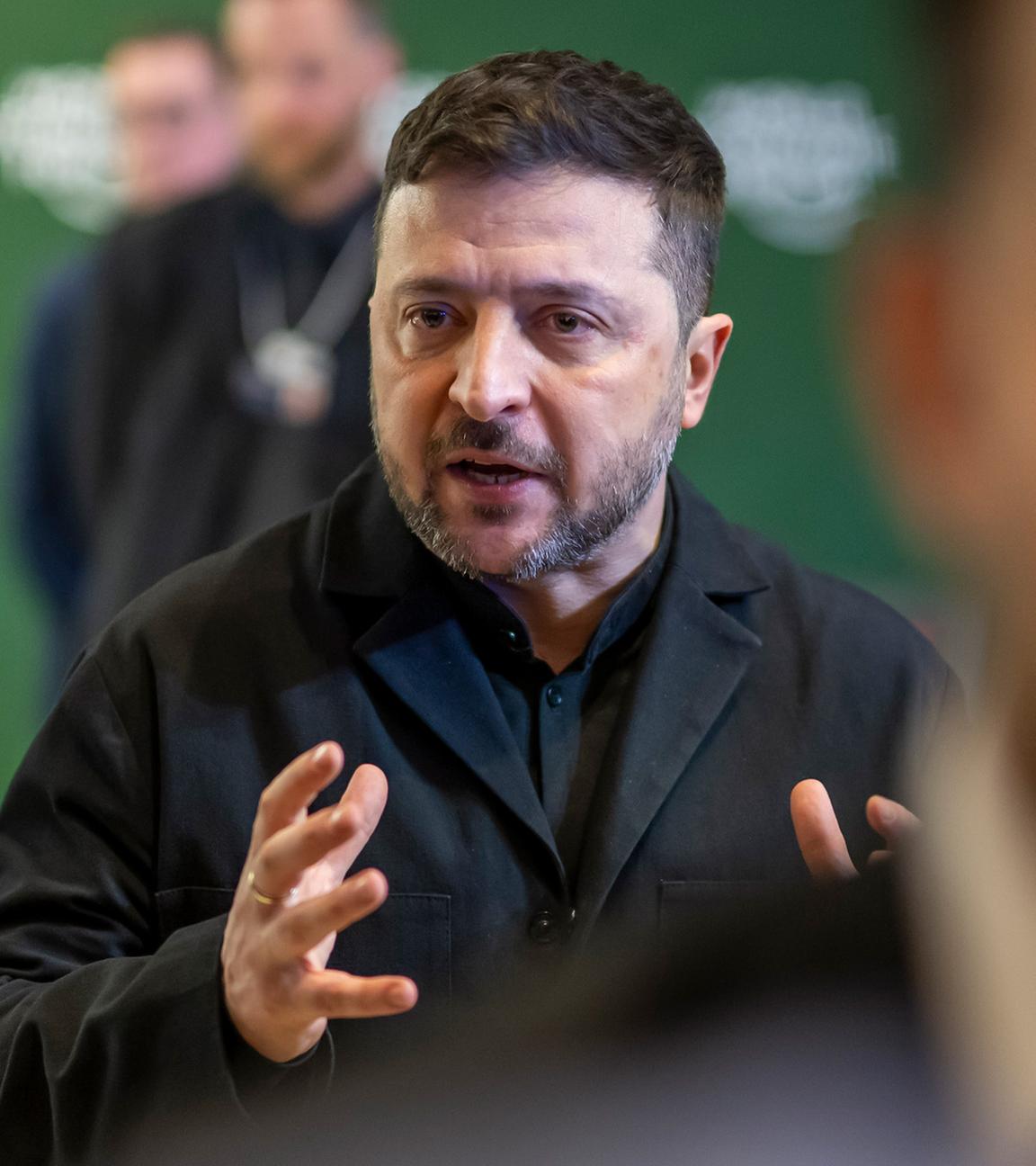 Der ukrainische Präsident Wolodymyr Selenskyj spricht auf dem Jahrestreffen des Weltwirtschaftsforums (WEF) am 22.01.2026 in Davos mit den Medien.