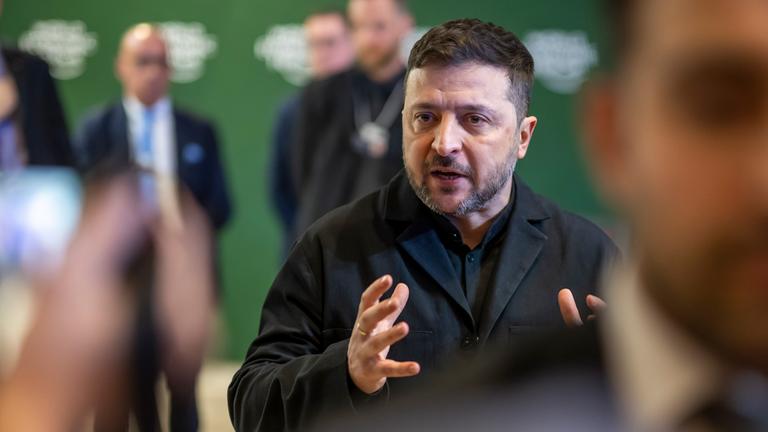 Der ukrainische Präsident Wolodymyr Selenskyj spricht auf dem Jahrestreffen des Weltwirtschaftsforums (WEF) am 22.01.2026 in Davos mit den Medien.