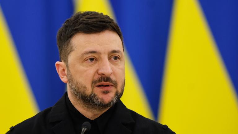 Der ukrainische Präsident Wolodymyr Selenskyj spricht am 25.01.2026 während einer gemeinsamen Pressekonferenz mit dem litauischen Präsidenten Nauseda und dem polnischen Präsidenten Nawrocki im Präsidentenpalast in Vilnius.