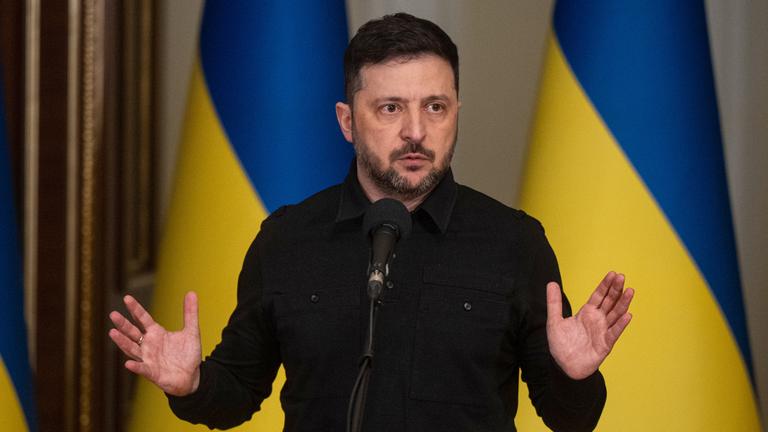 Wolodimir Selenski, Präsident der Ukraine, spricht während eines Briefings.