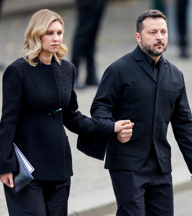 Der ukrainische Präsident Wolodymyr Selenskyj und First Lady Olena Selenska, als der Sarg mit König Harald V. von der Kathedrale in Oslo zur Festung Akershus getragen wird.