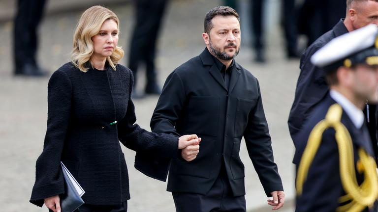 Der ukrainische Präsident Wolodymyr Selenskyj und First Lady Olena Selenska, als der Sarg mit König Harald V. von der Kathedrale in Oslo zur Festung Akershus getragen wird.